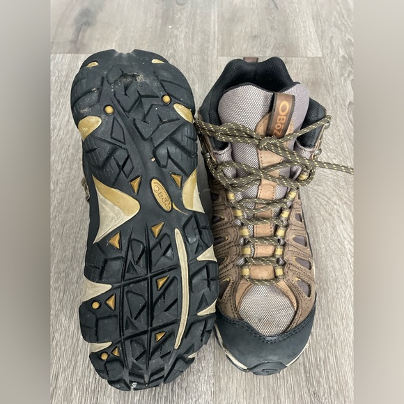Oboz Hiking Boots with Tan and Black Accents - Picture 3 of 10